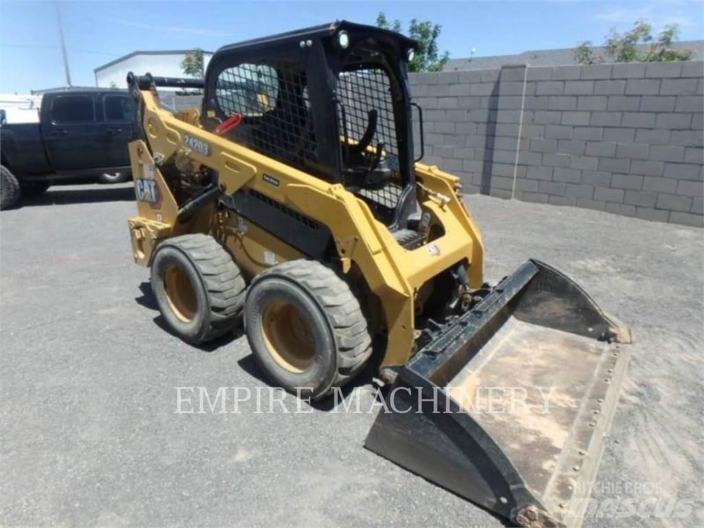 CAT 242D3 滑移轉向裝載機