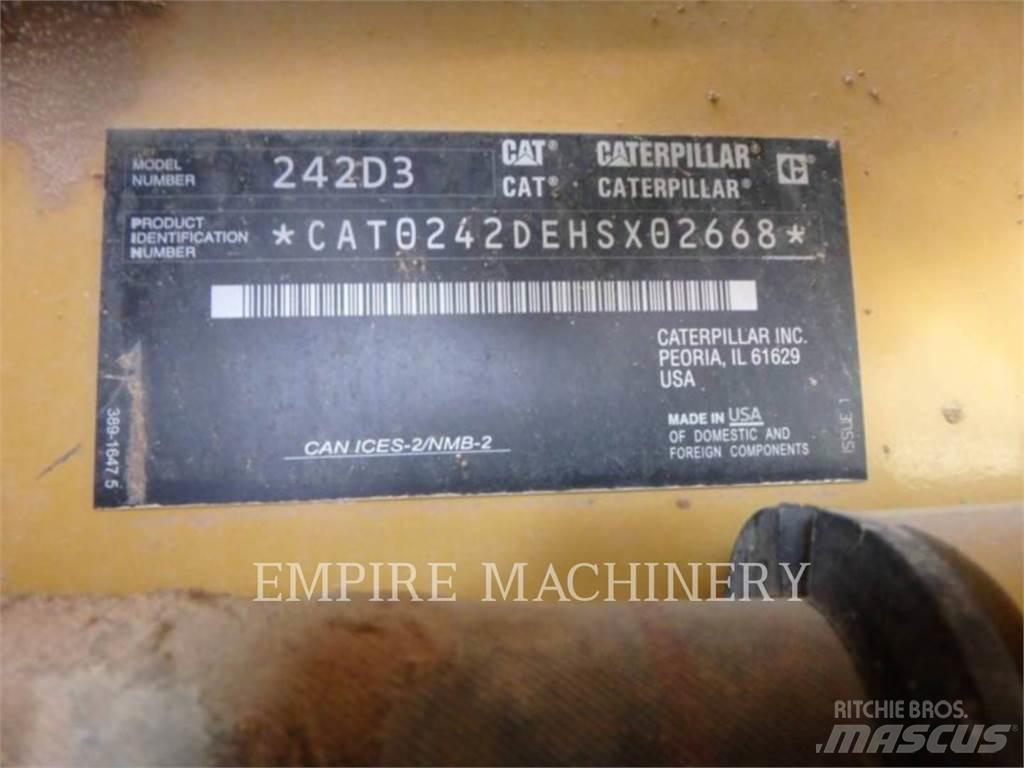 CAT 242D3 滑移轉向裝載機