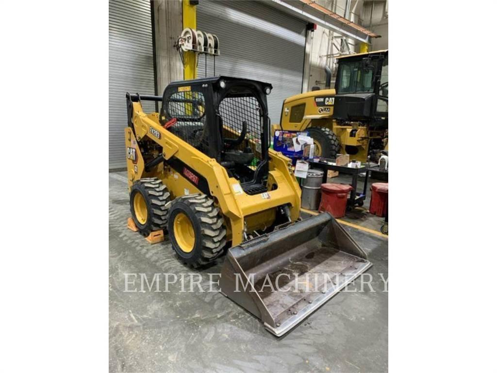 CAT 242D3 滑移轉向裝載機