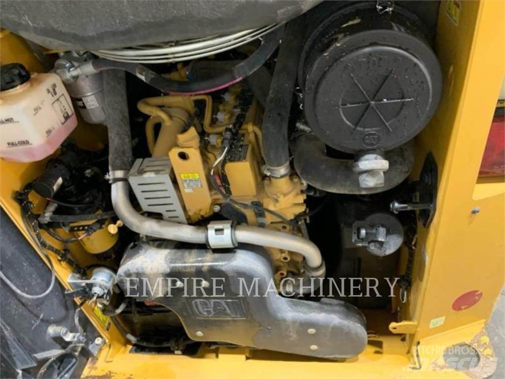 CAT 242D3 滑移轉向裝載機