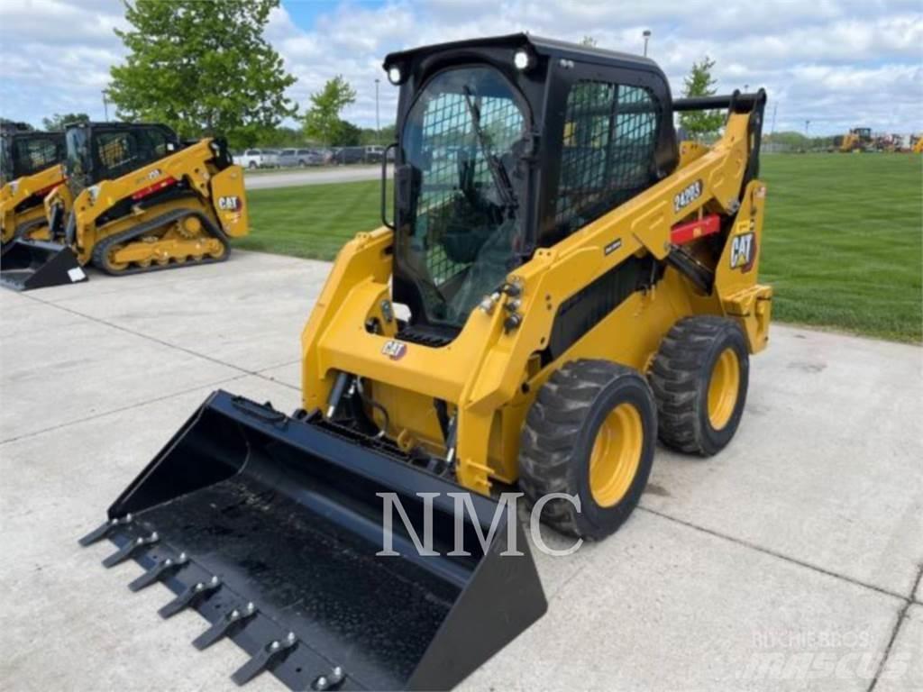 CAT 242D3 滑移轉向裝載機