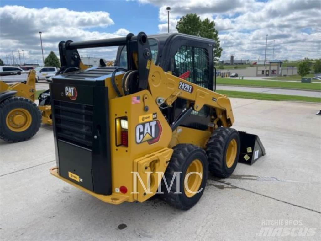 CAT 242D3 滑移轉向裝載機