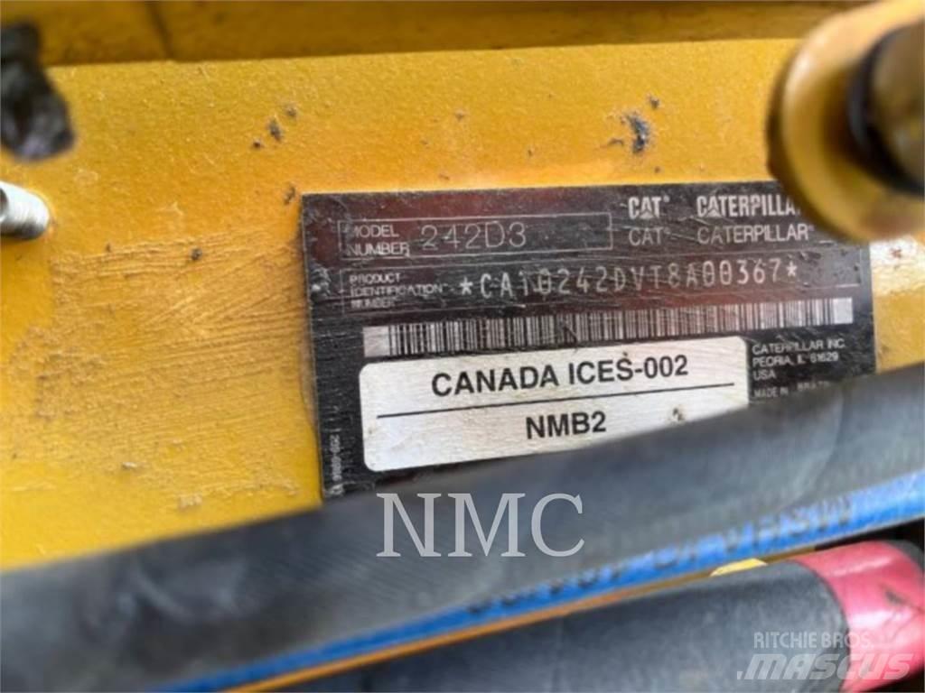 CAT 242D3 滑移轉向裝載機