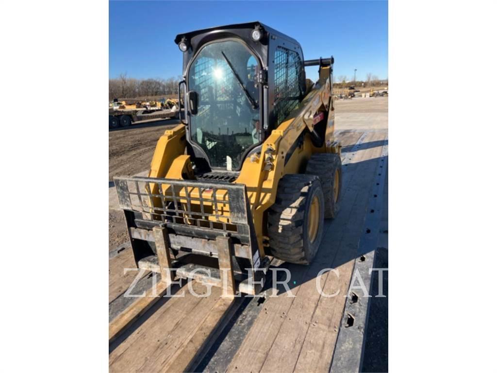 CAT 242D3 滑移轉向裝載機