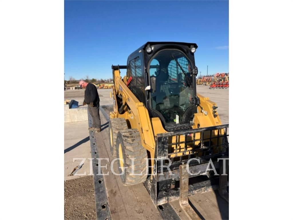 CAT 242D3 滑移轉向裝載機
