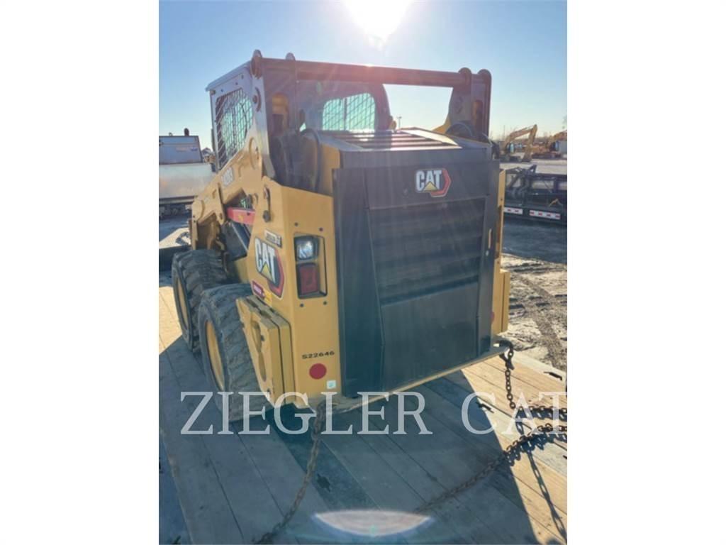 CAT 242D3 滑移轉向裝載機