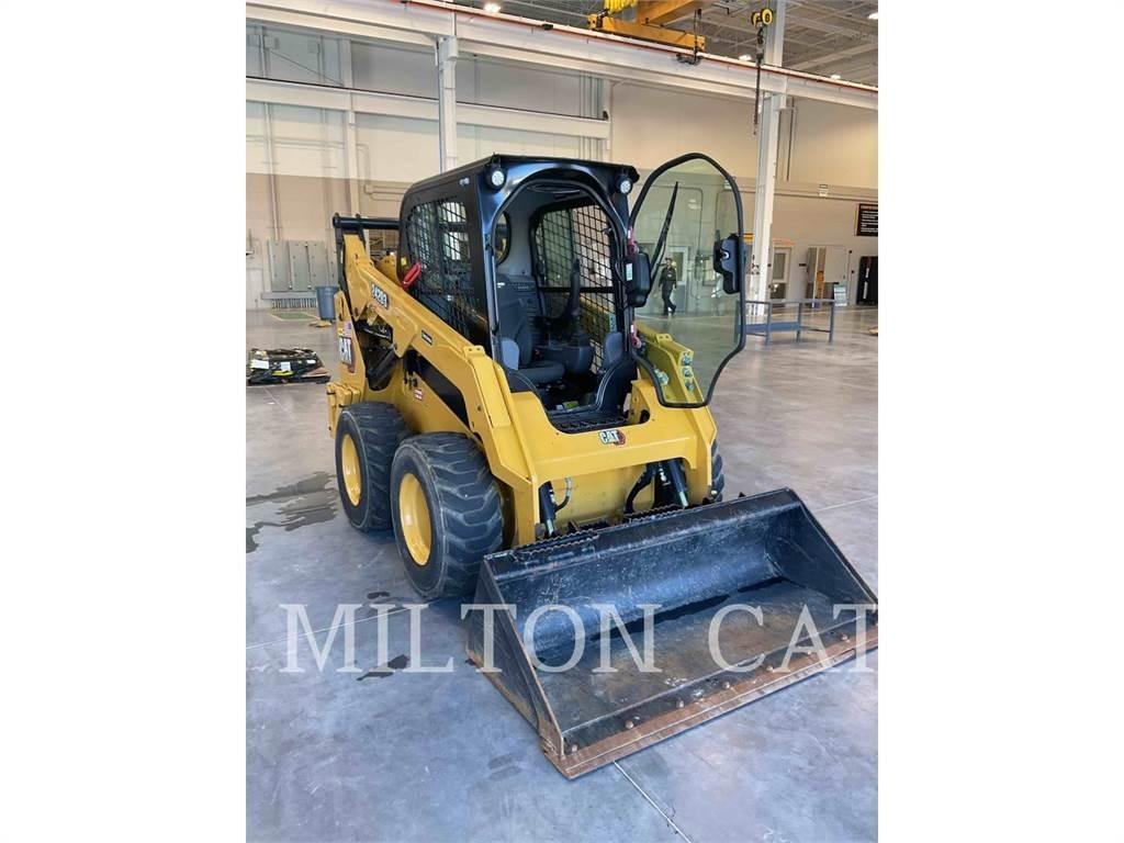 CAT 242D3 滑移轉向裝載機
