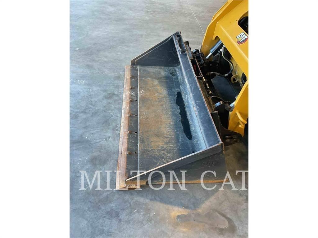 CAT 242D3 滑移轉向裝載機
