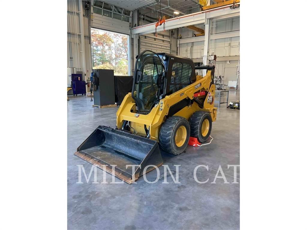 CAT 242D3 滑移轉向裝載機