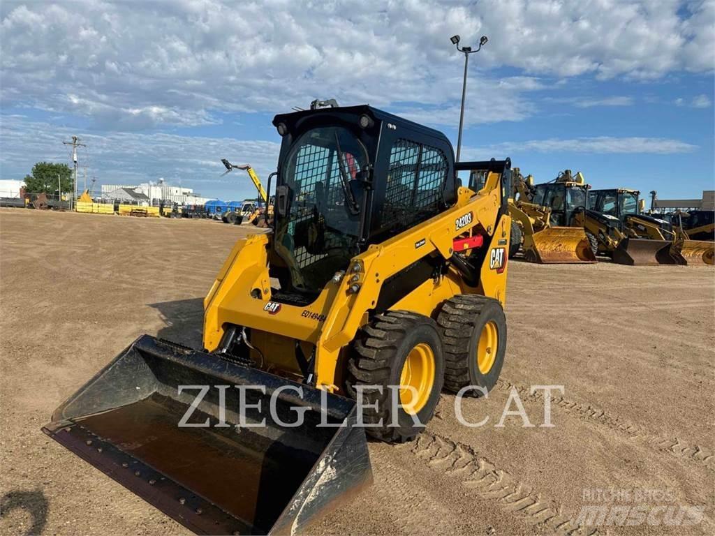 CAT 242D3 滑移轉向裝載機