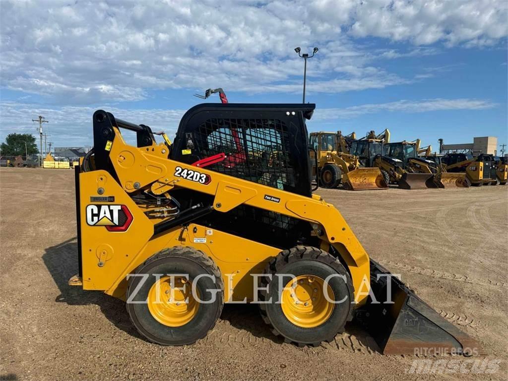 CAT 242D3 滑移轉向裝載機