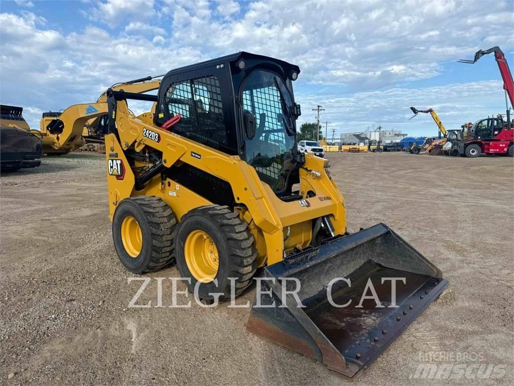 CAT 242D3 滑移轉向裝載機