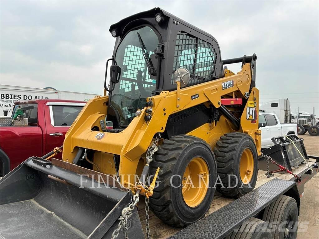 CAT 242D3 滑移轉向裝載機