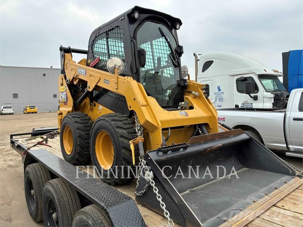 CAT 242D3 滑移轉向裝載機