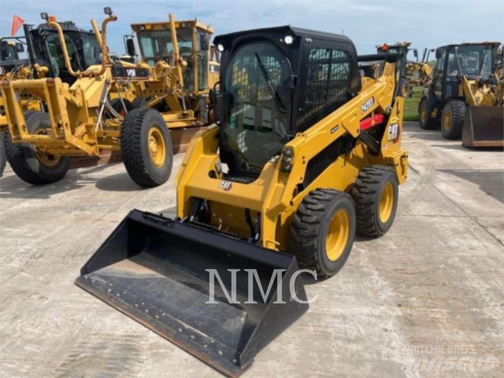 CAT 242D3 滑移轉向裝載機