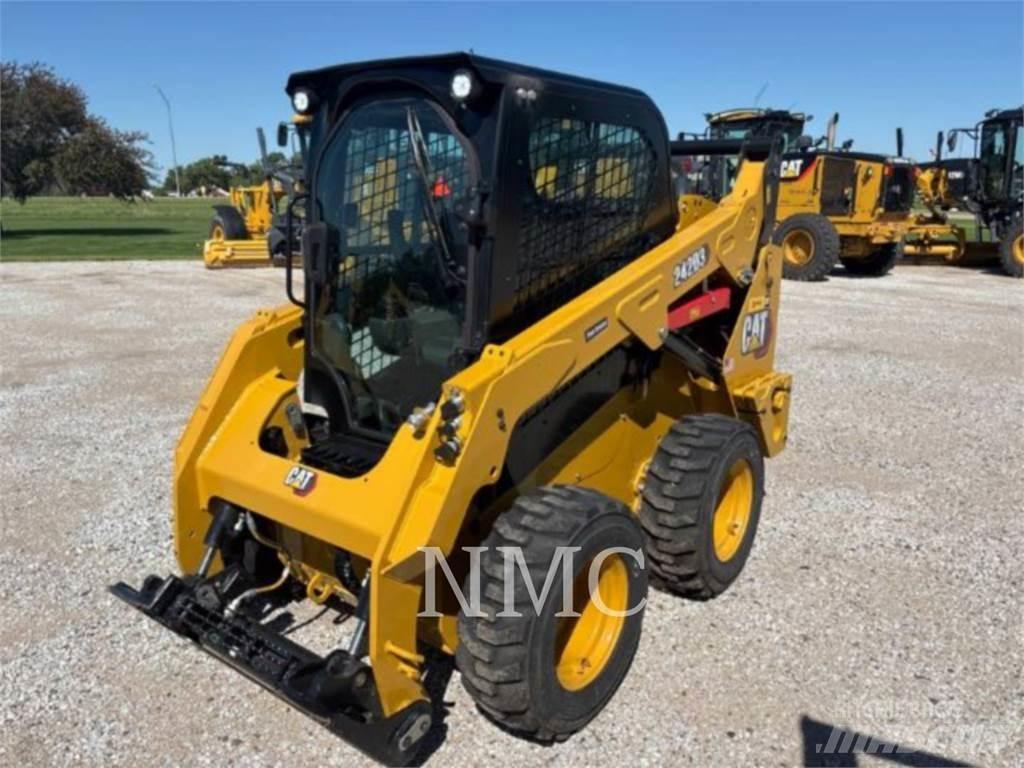 CAT 242D3 滑移轉向裝載機
