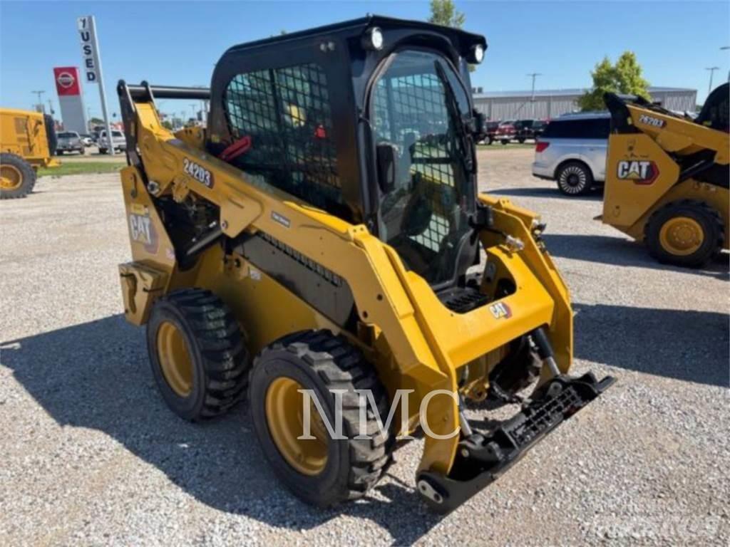 CAT 242D3 滑移轉向裝載機