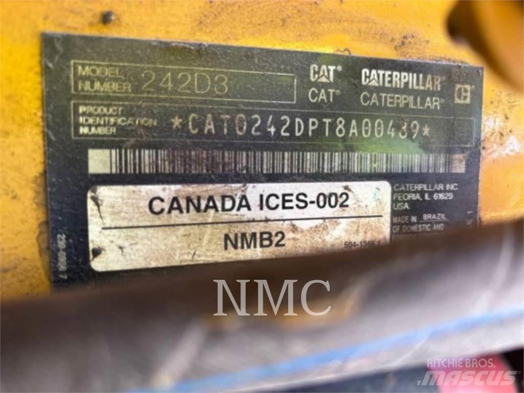 CAT 242D3 滑移轉向裝載機