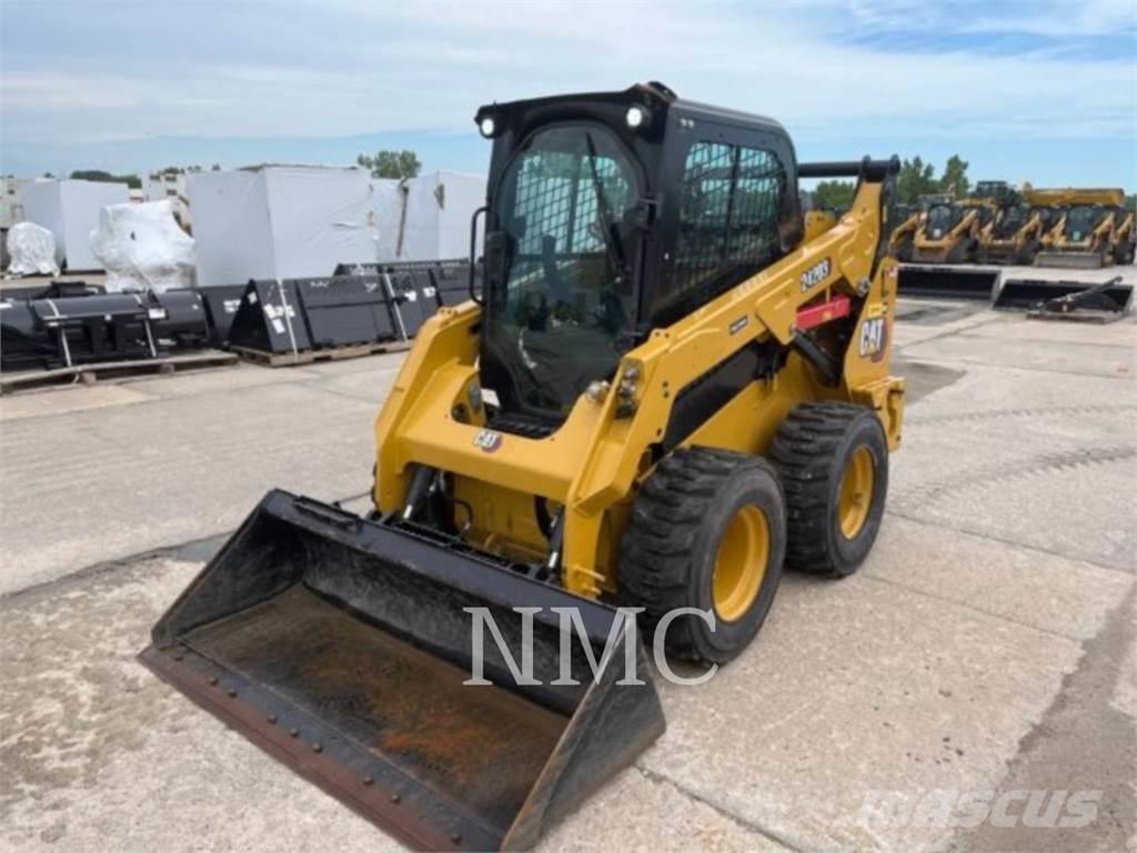 CAT 242D3 滑移轉向裝載機