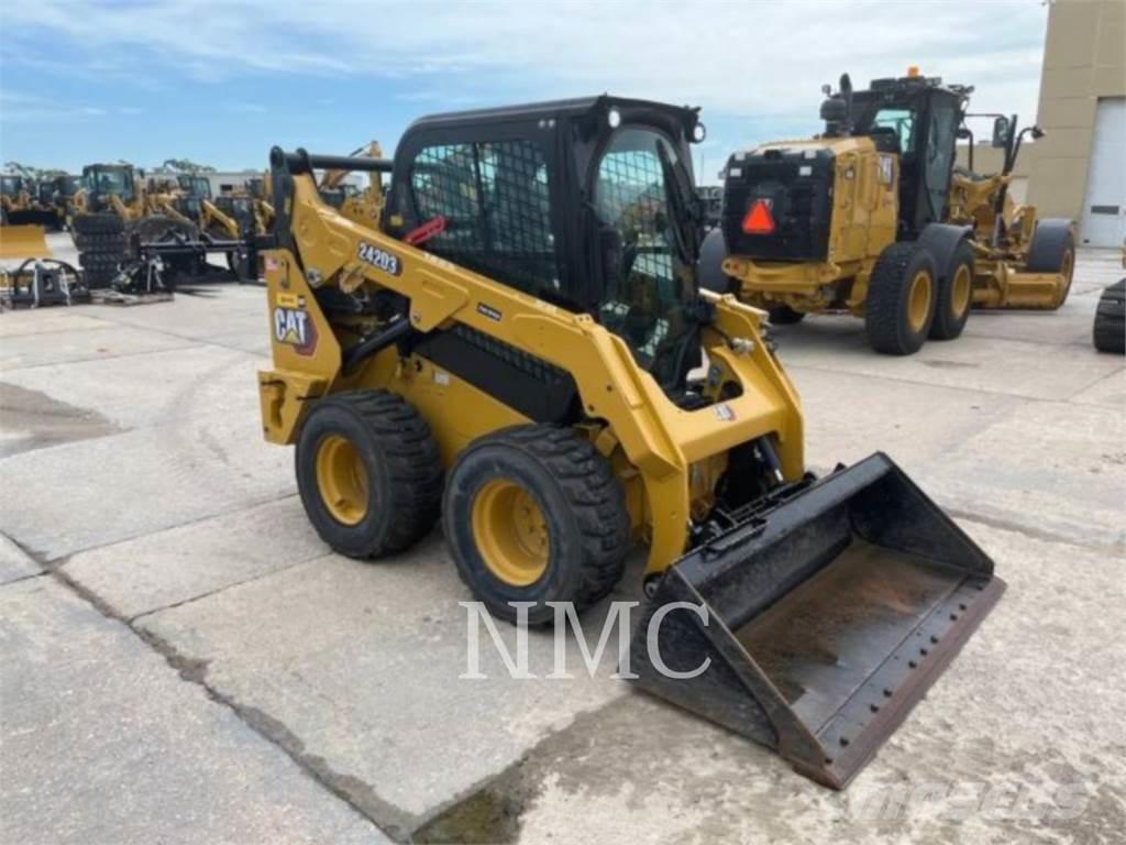 CAT 242D3 滑移轉向裝載機