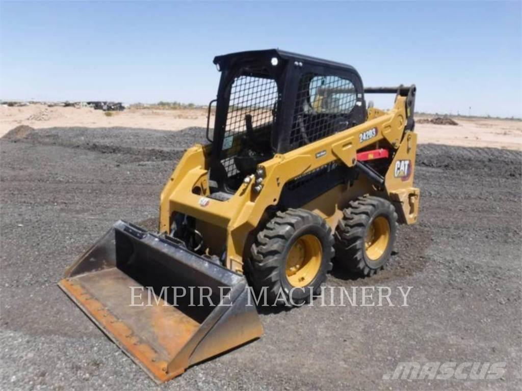 CAT 242D3 滑移轉向裝載機