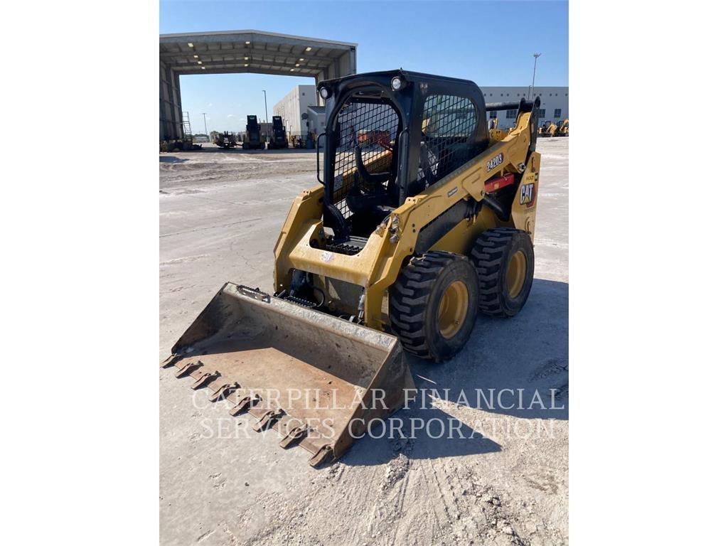 CAT 242D3 滑移轉向裝載機