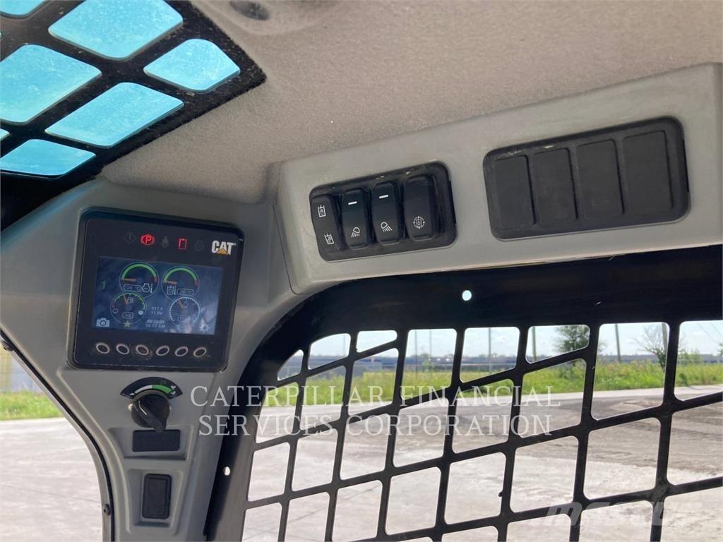 CAT 242D3 滑移轉向裝載機