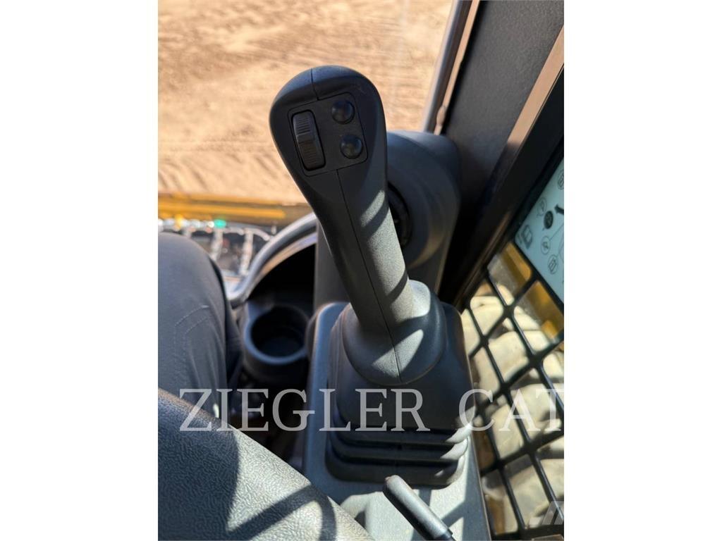 CAT 242D3 滑移轉向裝載機