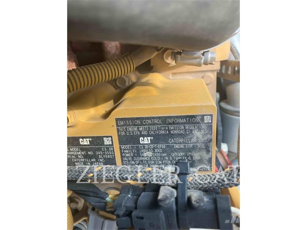 CAT 242D3 滑移轉向裝載機