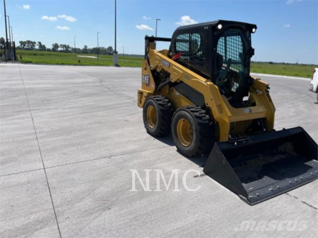 CAT 242D3 滑移轉向裝載機