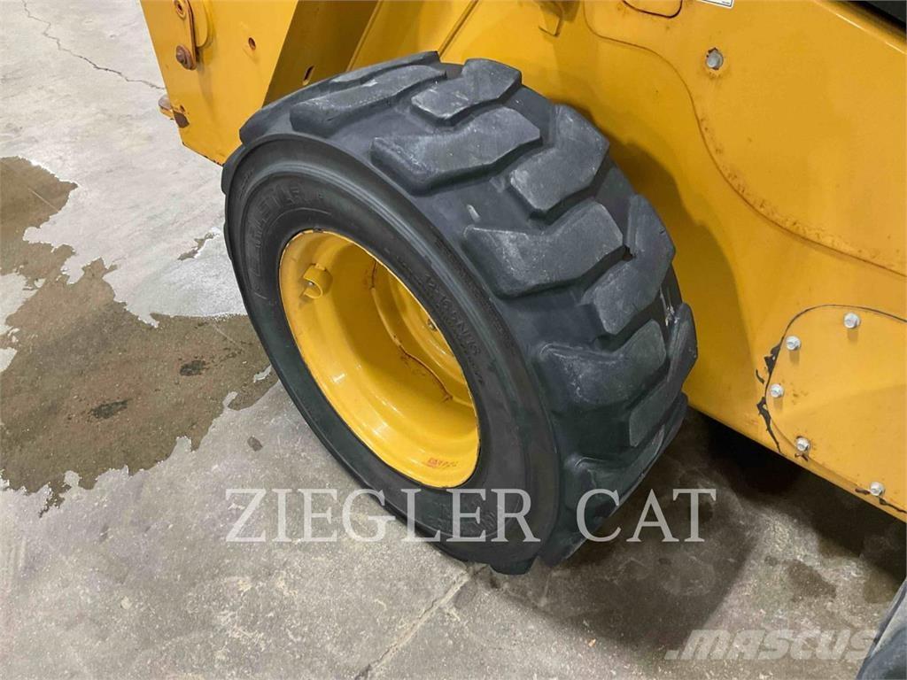 CAT 242D3 滑移轉向裝載機