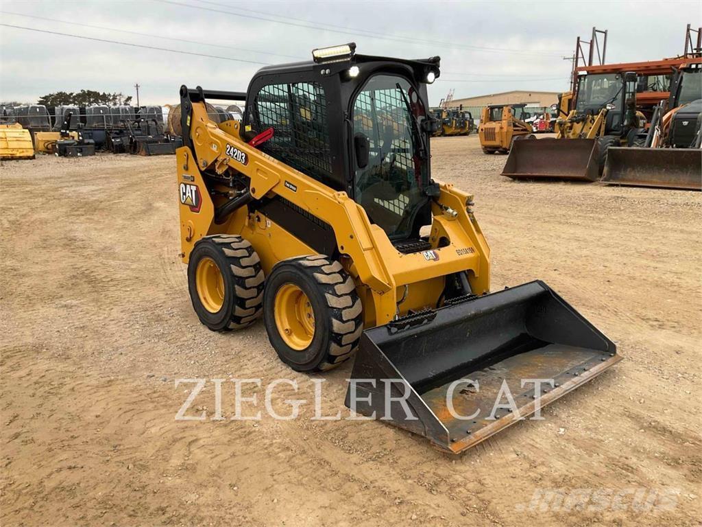 CAT 242D3 滑移轉向裝載機