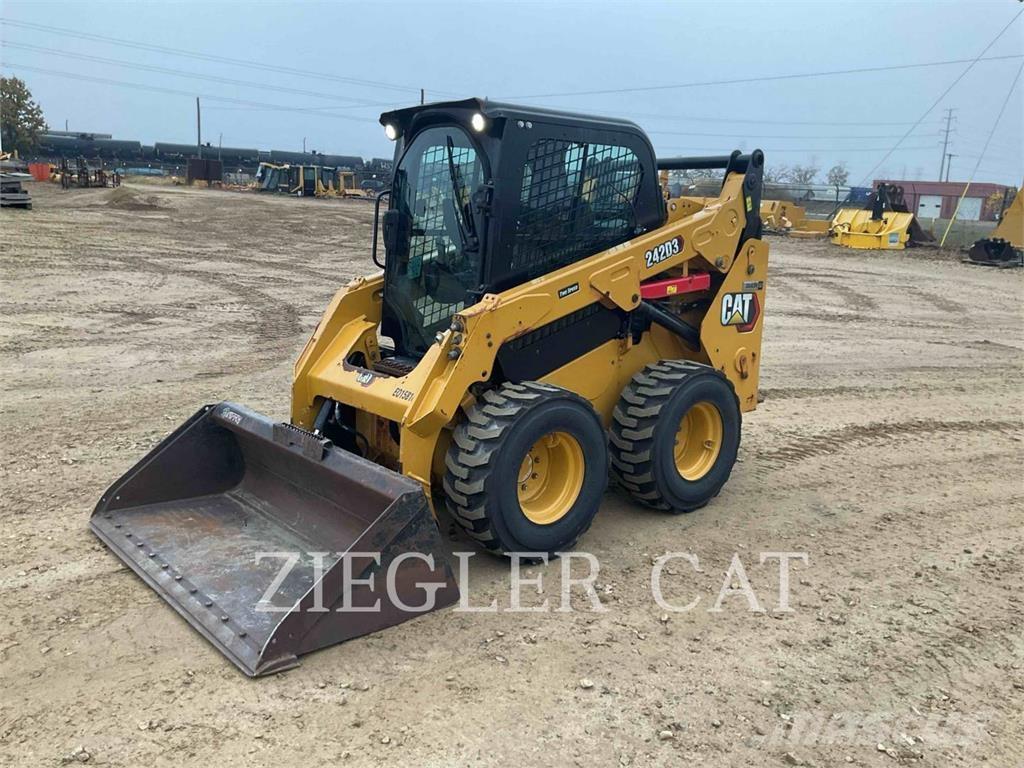 CAT 242D3 滑移轉向裝載機