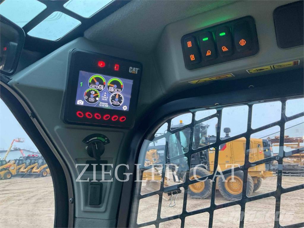 CAT 242D3 滑移轉向裝載機