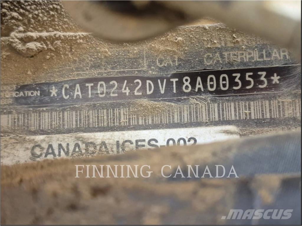 CAT 242D3 滑移轉向裝載機