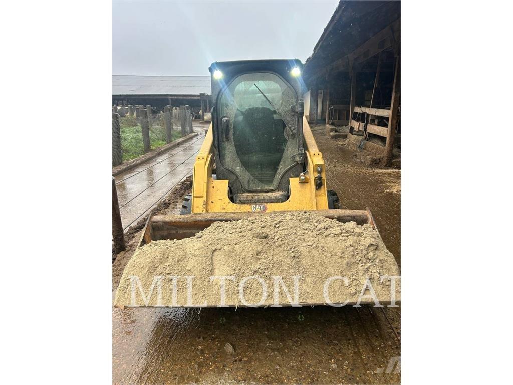 CAT 242D3 滑移轉向裝載機