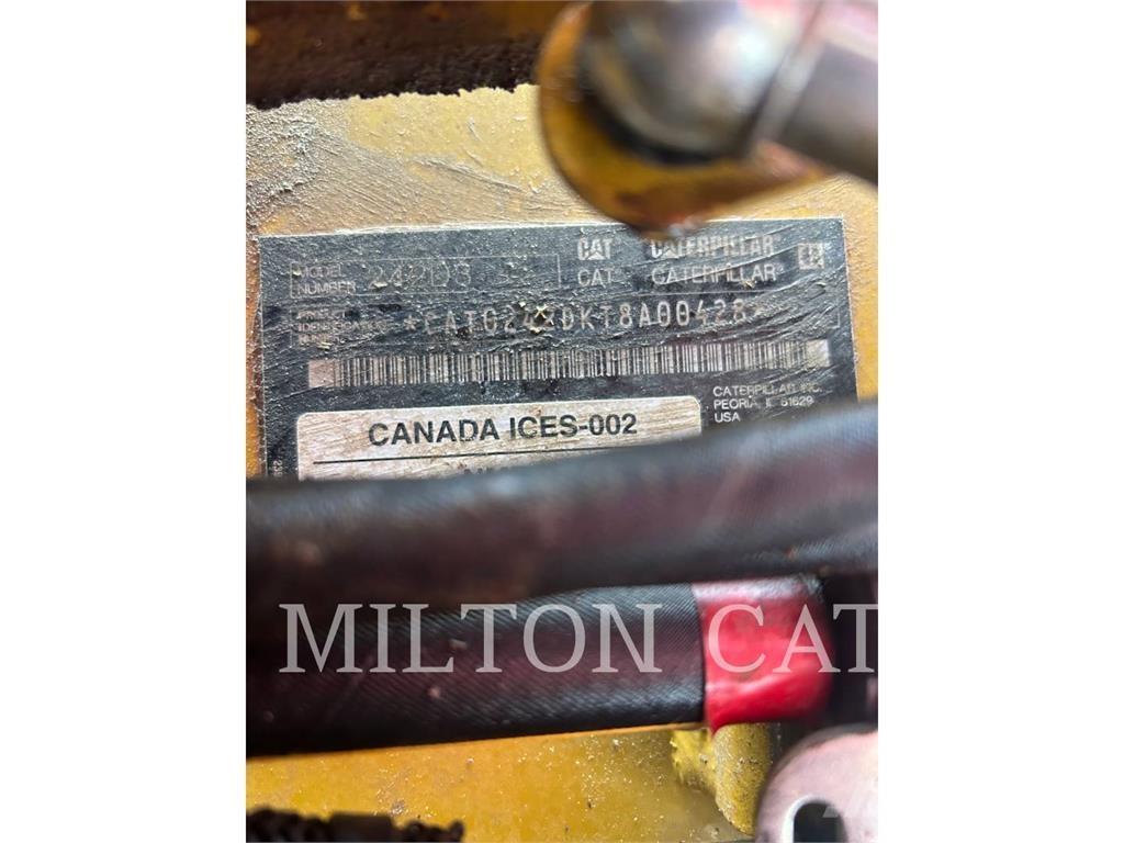 CAT 242D3 滑移轉向裝載機