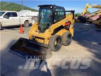 CAT 242D3 AC 滑移轉向裝載機
