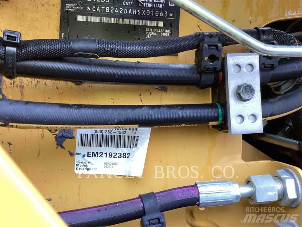 CAT 242D3 AC 滑移轉向裝載機