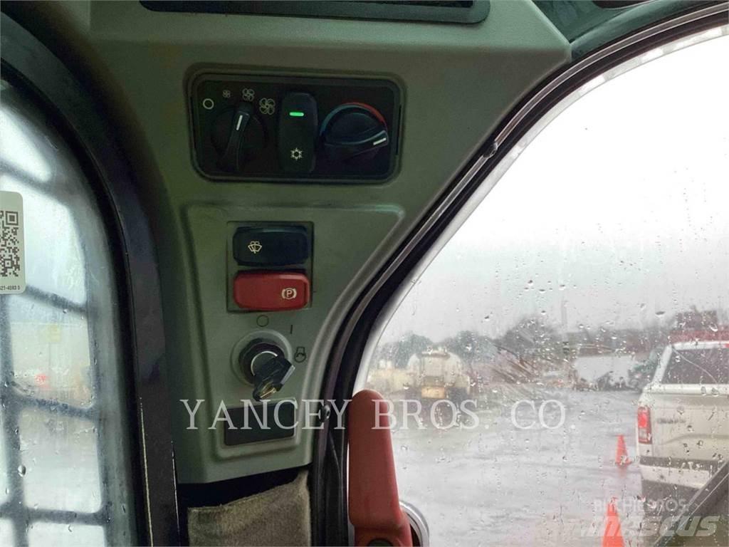CAT 242D3 AC 滑移轉向裝載機