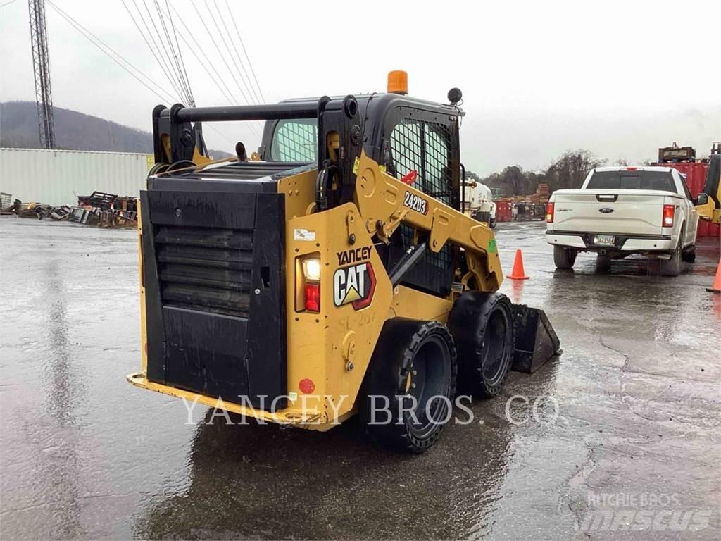 CAT 242D3 AC 滑移轉向裝載機