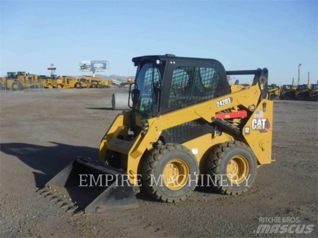 CAT 242D3 CA 滑移轉向裝載機