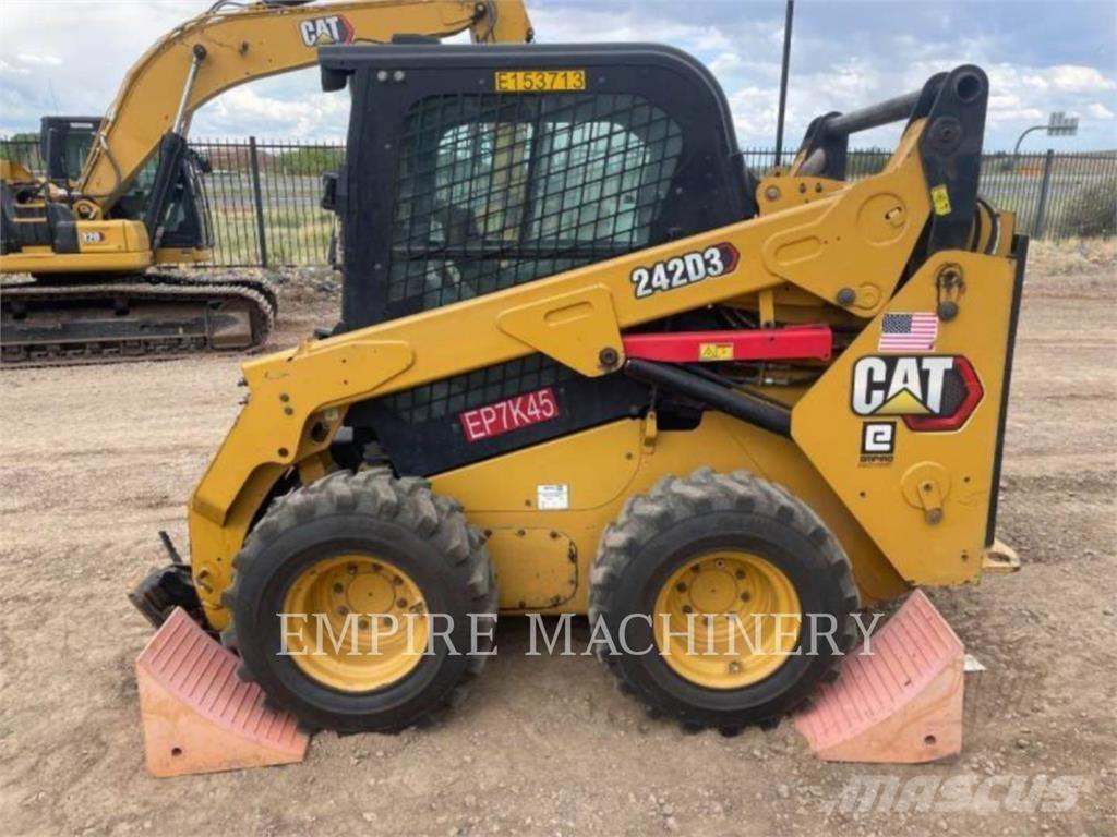 CAT 242D3 CA 滑移轉向裝載機
