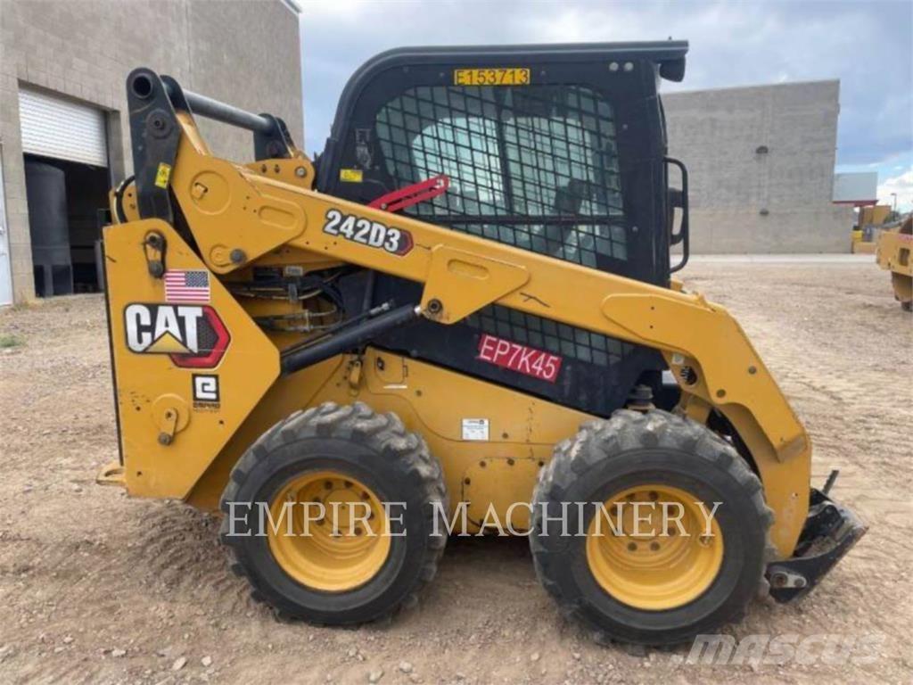 CAT 242D3 CA 滑移轉向裝載機