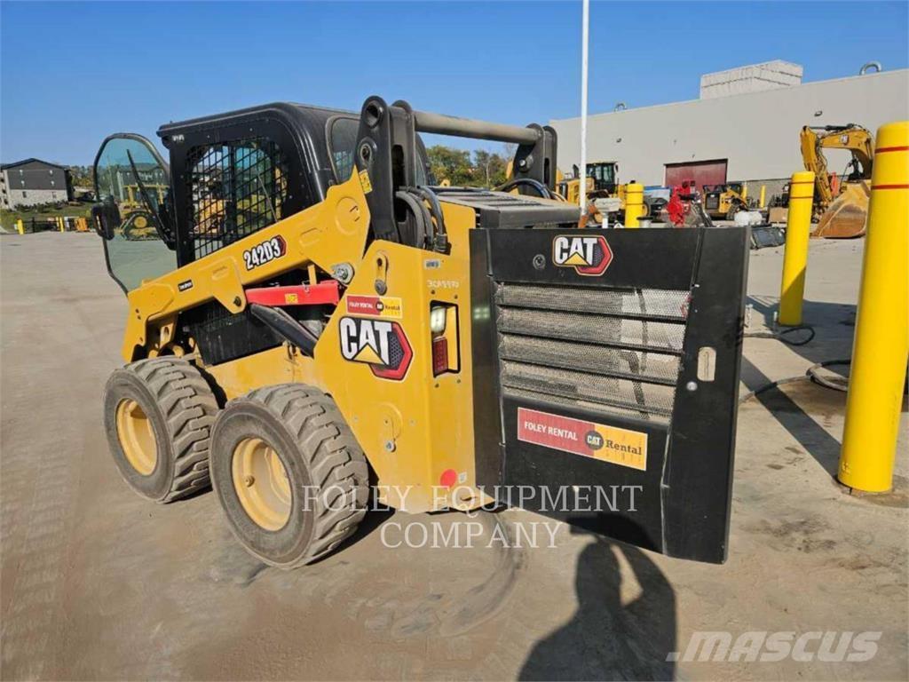 CAT 242D3STD2C 滑移轉向裝載機