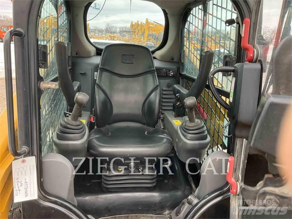 CAT 246D 滑移轉向裝載機