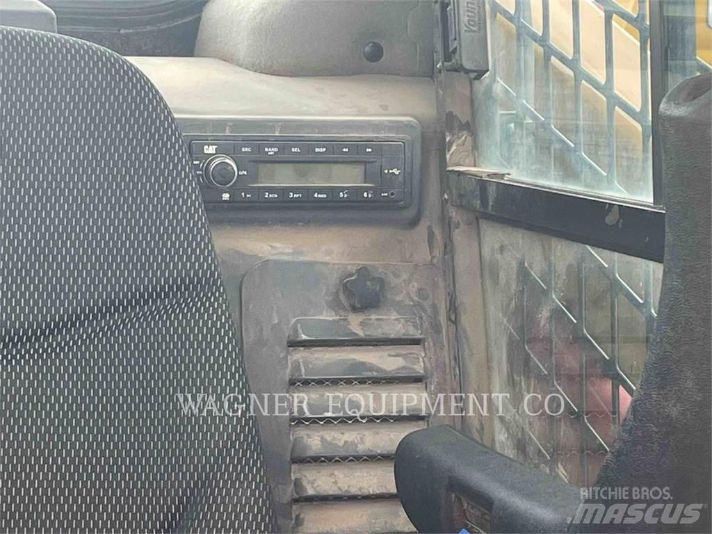 CAT 246D3 滑移轉向裝載機