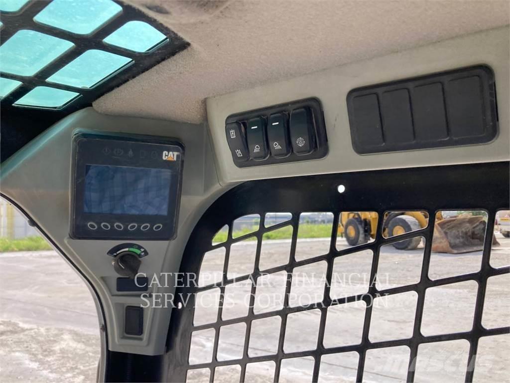 CAT 246D3 滑移轉向裝載機