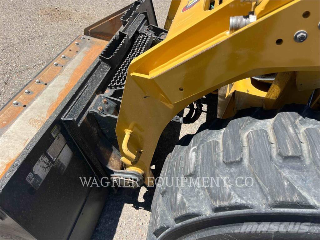 CAT 246D3 滑移轉向裝載機