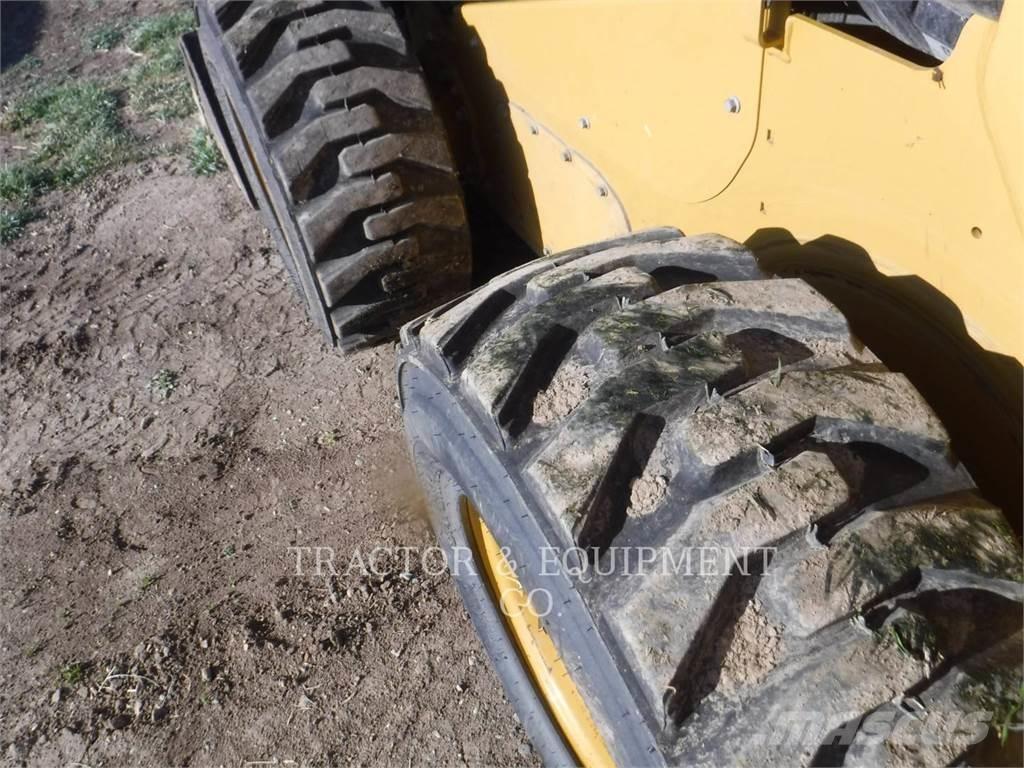 CAT 246D3 滑移轉向裝載機